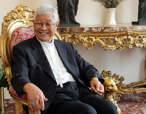 유흥식 추기경이 18일(현지시간) 바티칸 교황청 성직자부 건물에서 연합뉴스와 인터뷰를 하고 있다.  연합뉴스